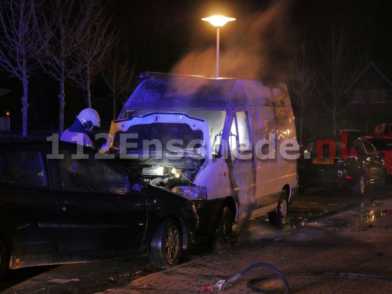 Bestelbus verwoest door brand in Enschede, meerdere auto’s geramd
