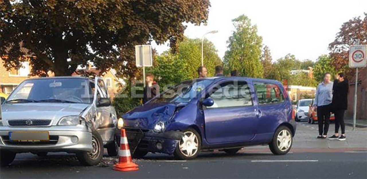 Forse schade bij aanrijding tussen twee auto’s in Enschede