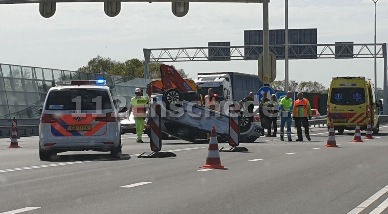 Auto slaat over de kop op de Westerval in Enschede