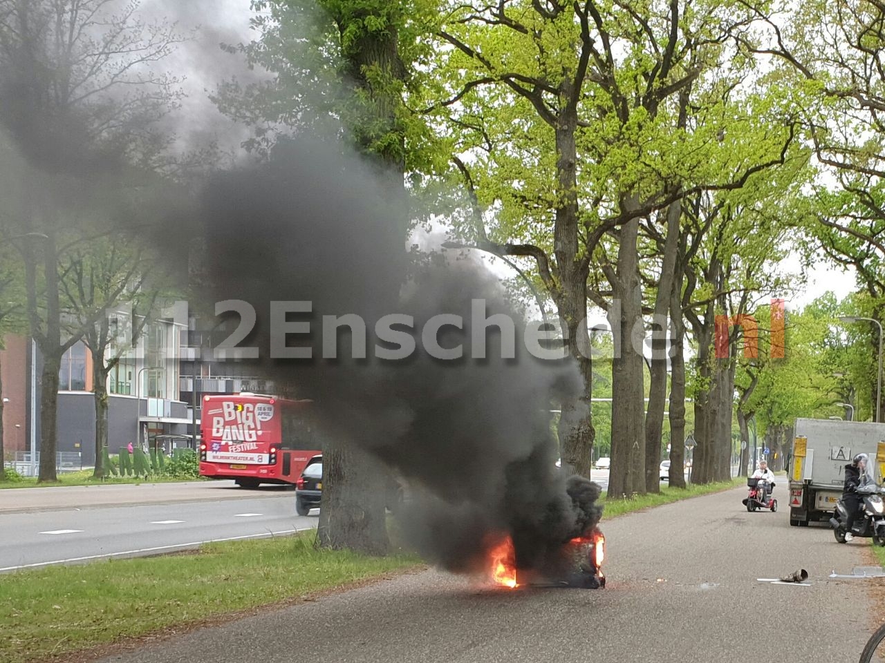 VIDEO: Koelkast in brand op bakwagen in Enschede
