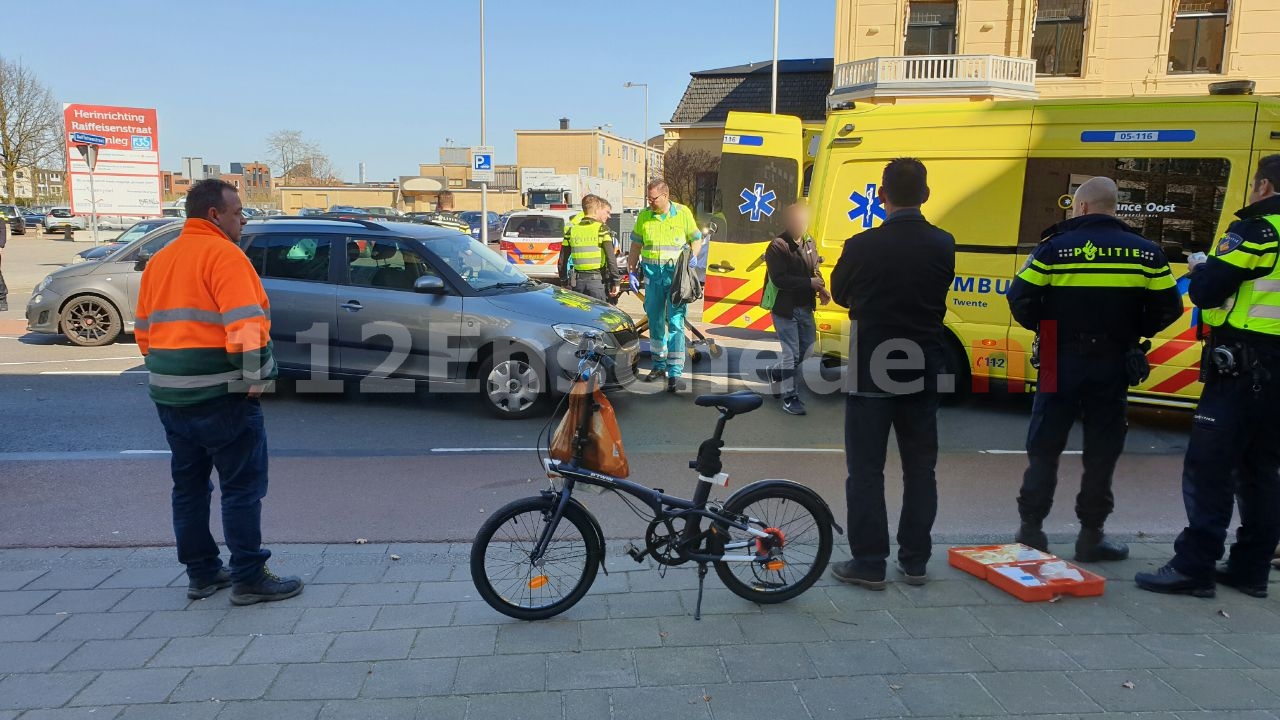 Fietsster geschept door auto in Enschede