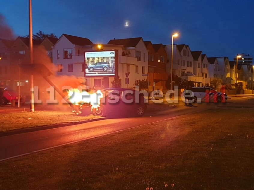 Auto in vlammen na aanrijding in Enschede