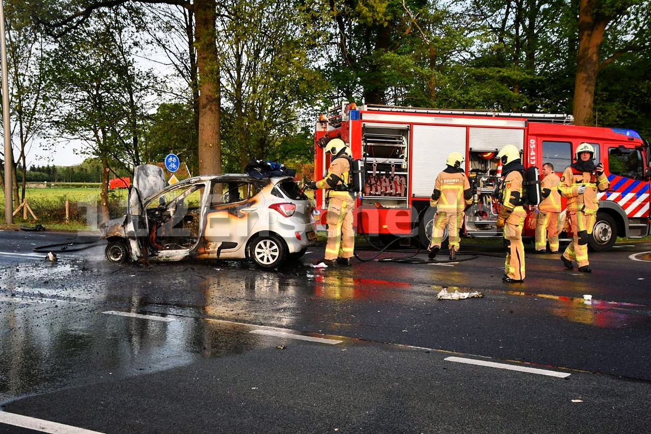 Auto vliegt in brand na aanrijding in Usselo