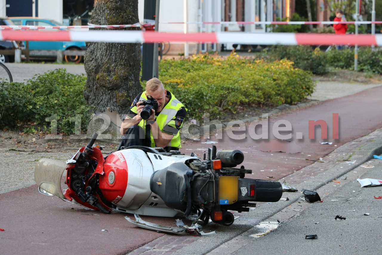 VIDEO: Motorrijder ernstig gewond bij aanrijding in Enschede