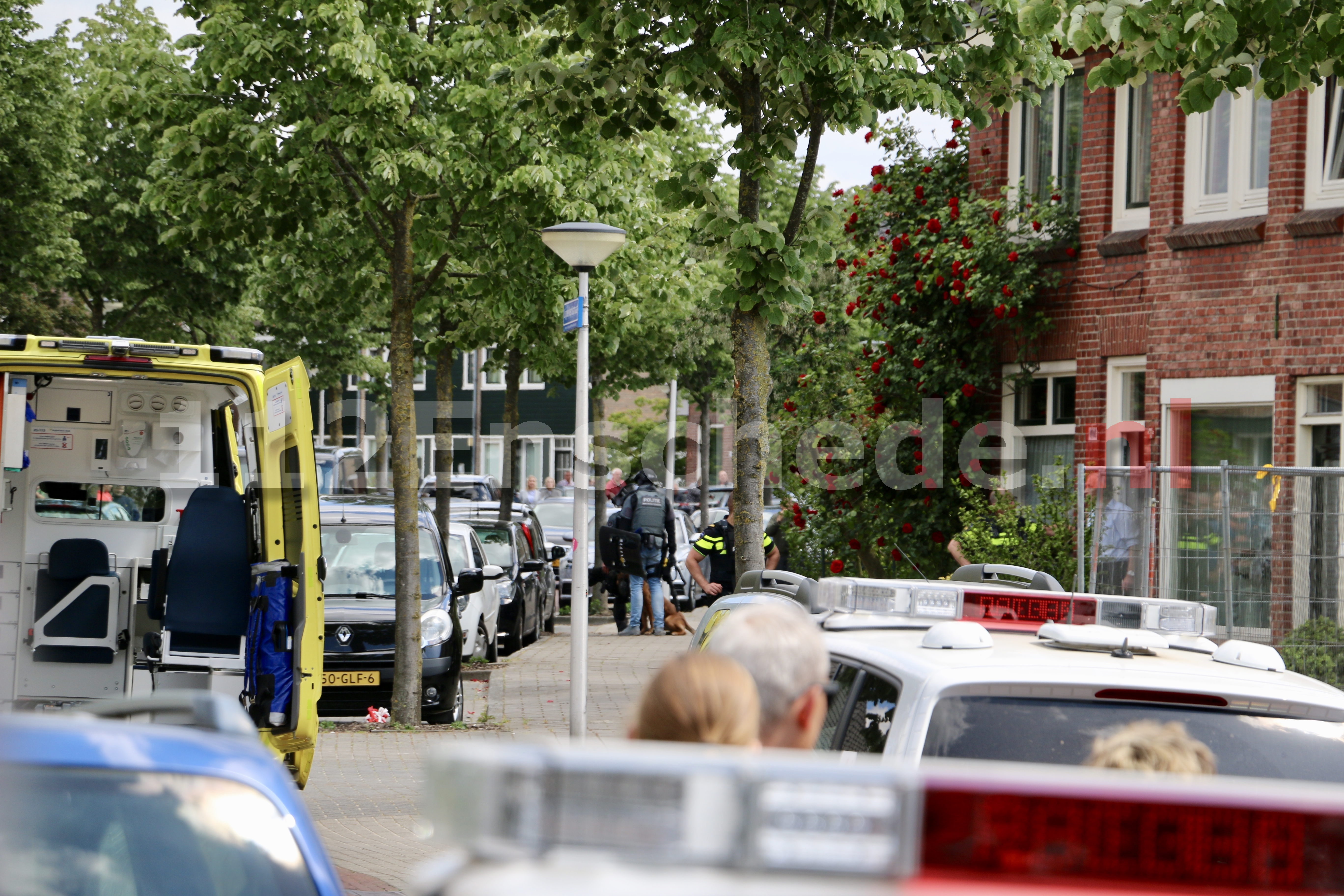 Foto’s: Dienst Speciale Interventies ingezet voor man met mes in Enschede