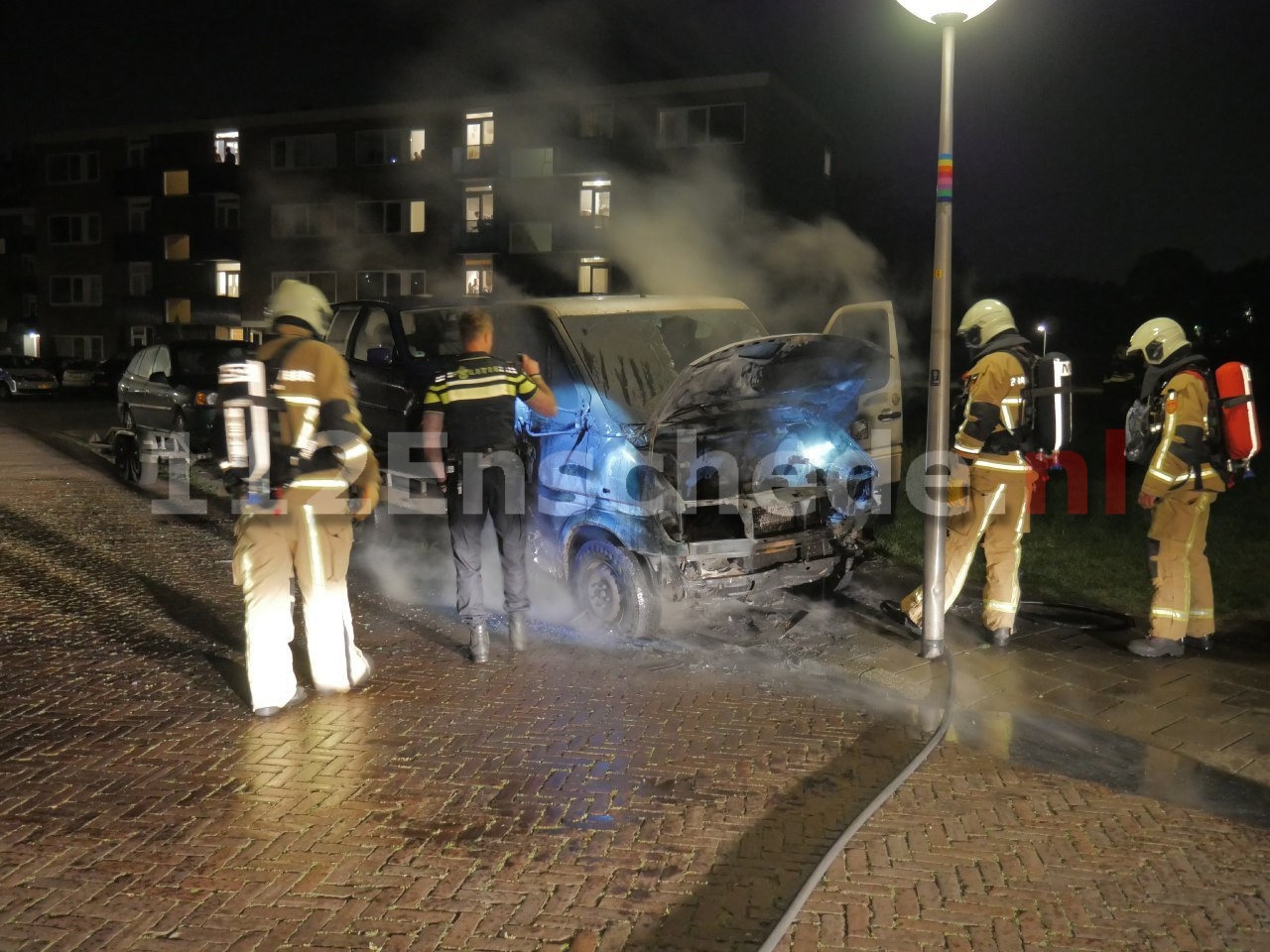 Autoambulance verwoest door brand in Enschede, politie doet onderzoek