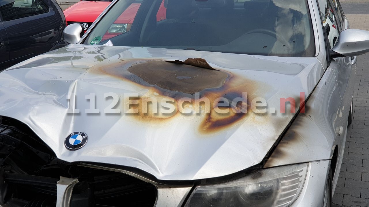Geparkeerde auto vliegt in brand in Enschede
