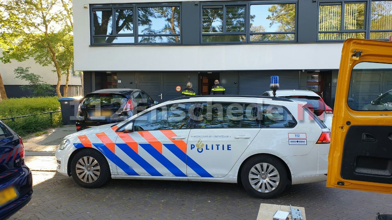 Arrestatieteam doet inval in woning Enschede
