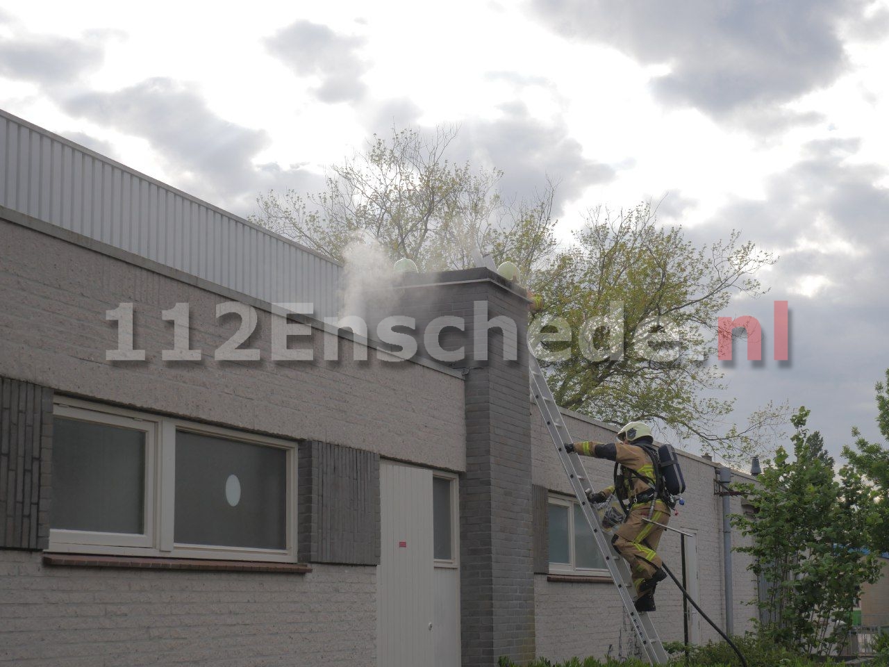 Brandweer blust brand bij sporthal in Enschede