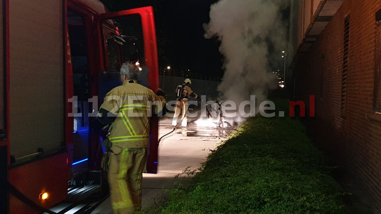 Scooter in brand gestoken in centrum Enschede