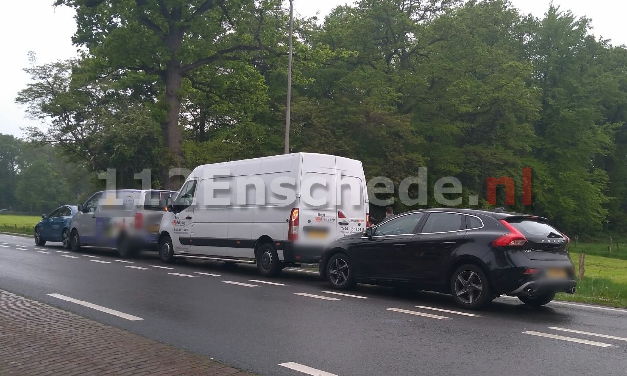 Kettingbotsing met vier auto’s op de N733 bij Enschede