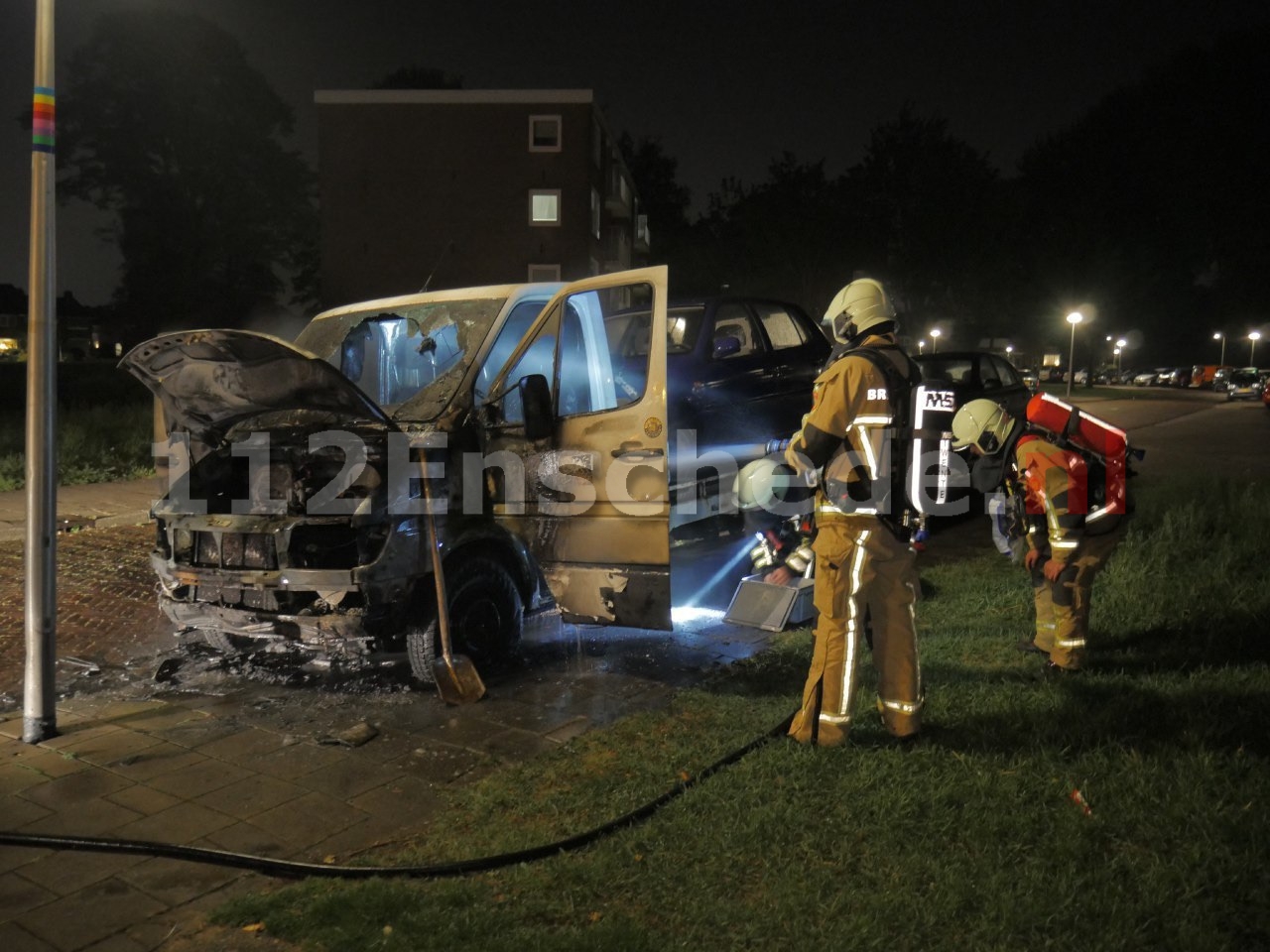 Video: Autoambulance verwoest door brand in Enschede, politie doet onderzoek