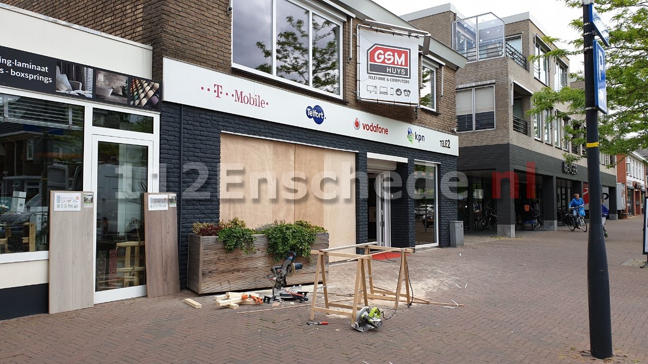 Ramkraak bij winkel in Glanerbrug, politie zoekt daders