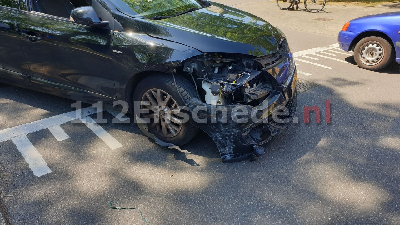 Vrouw gewond naar het ziekenhuis na aanrijding in Enschede