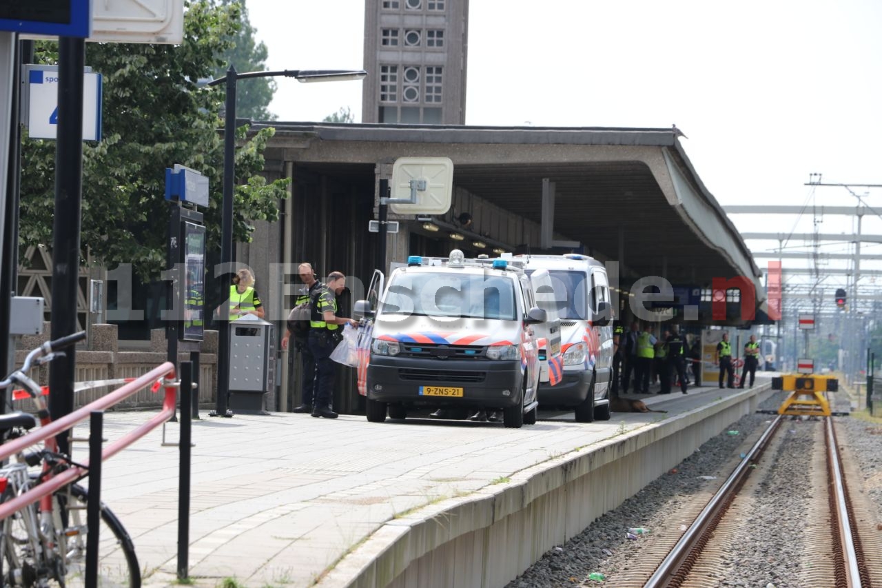 Grote politieactie op het station in Enschede na melding over vuurwapens