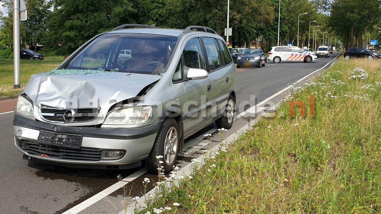 Automobilist botst met volle snelheid op voorganger in Enschede