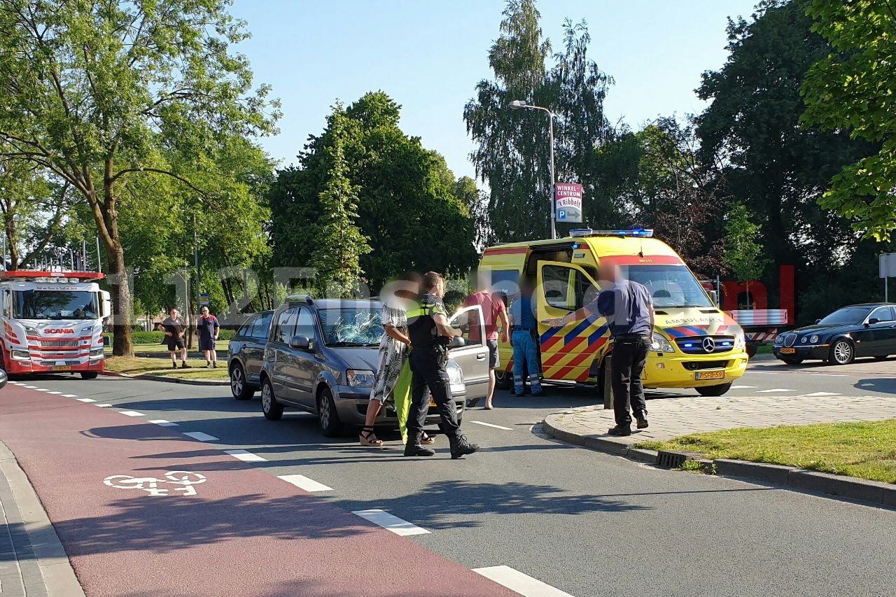 Fietsster geschept door auto op singel in Enschede