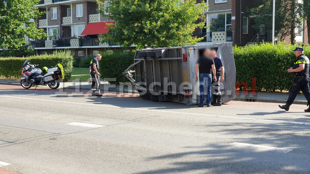 Aanhangwagen komt op de kant terecht in Enschede