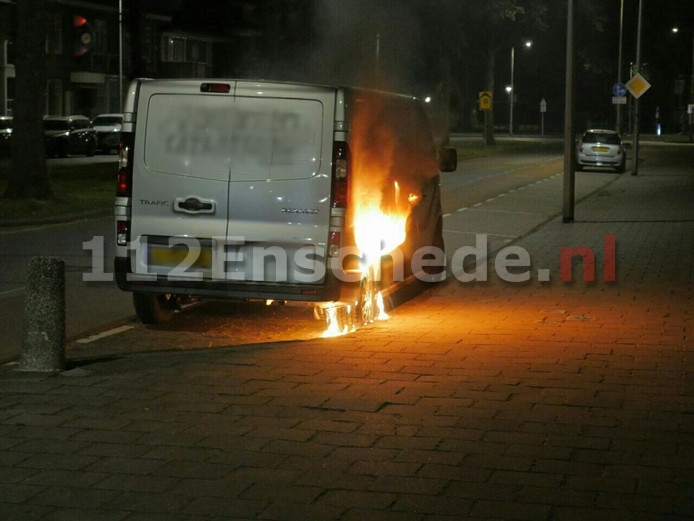 Busje vat vlam in Enschede, omstanders zien man wegrennen