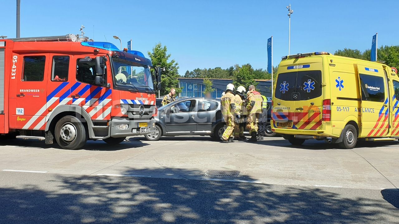 Drie auto’s botsen op Gronausestraat in Enschede