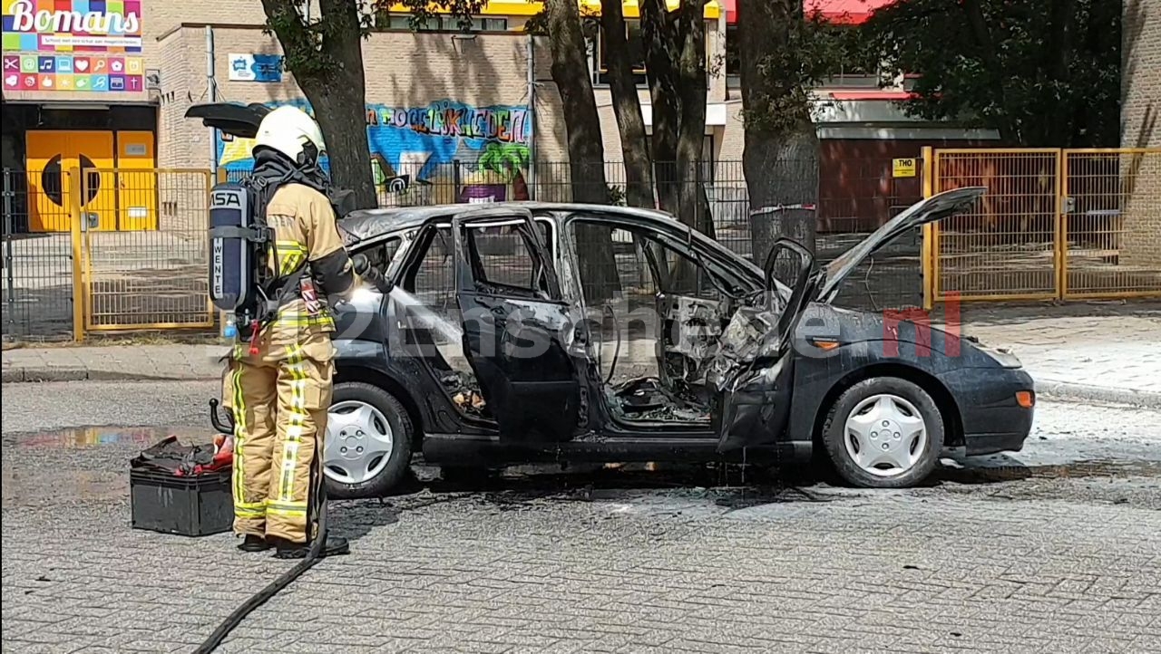 Auto volledig uitgebrand in Enschede, bestuurder met schrik vrij