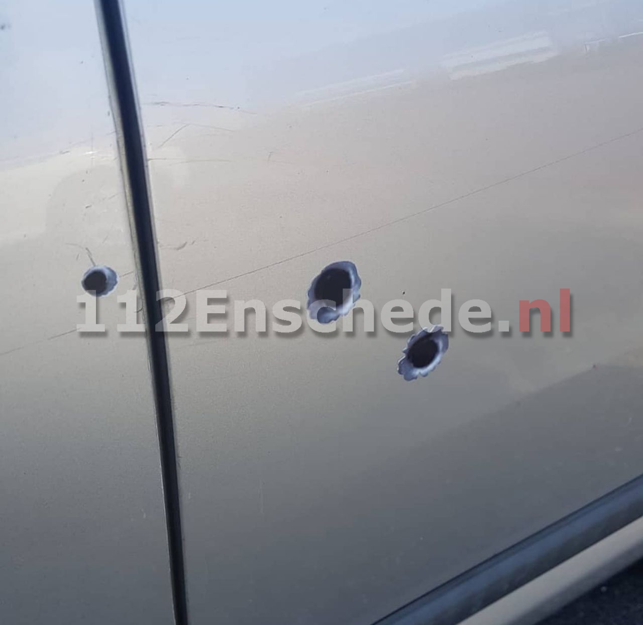 Politie rukt uit voor “kogelgaten” in auto Enschede