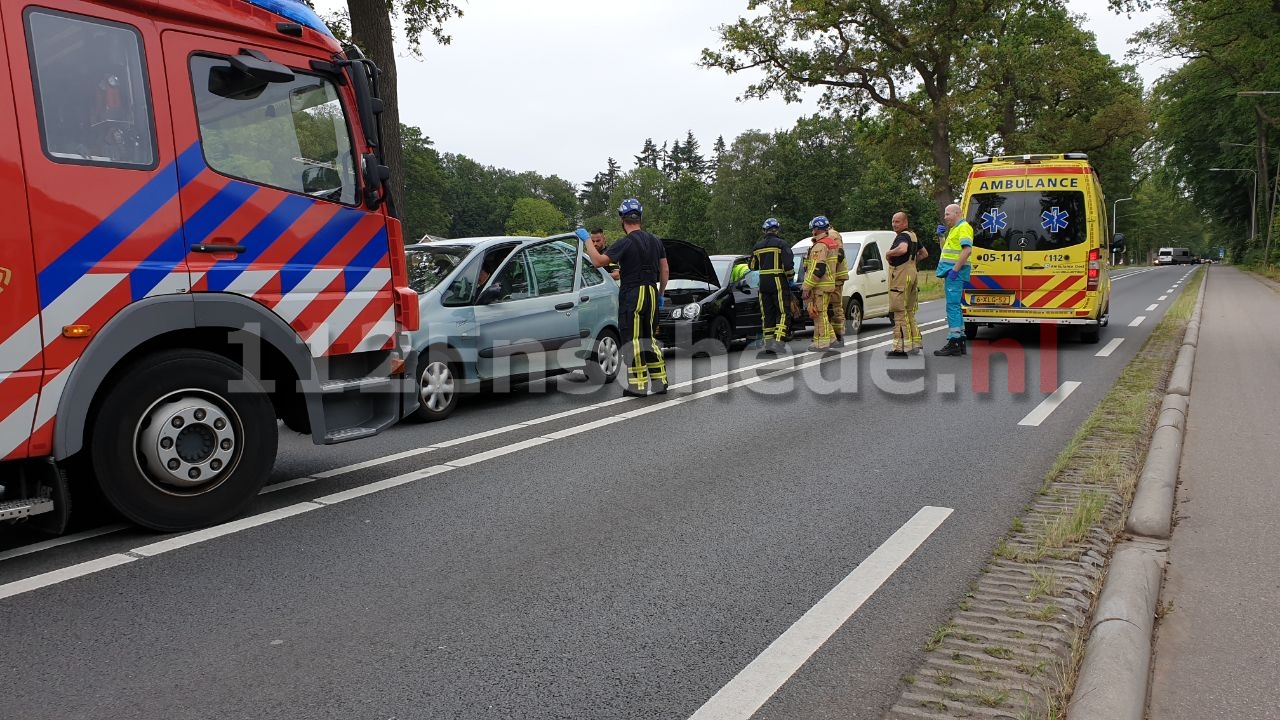 N733 bij Enschede afgesloten na aanrijding tussen drie auto’s