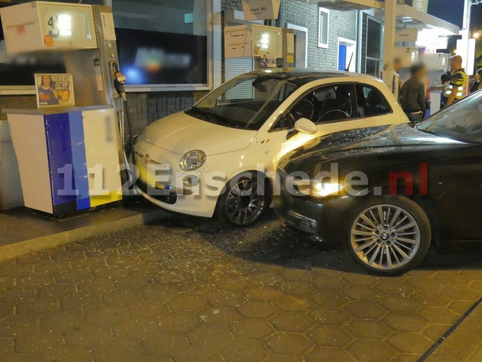 VIDEO: Auto’s botsen bij tankstation in Enschede; bestuurder slaat op de vlucht