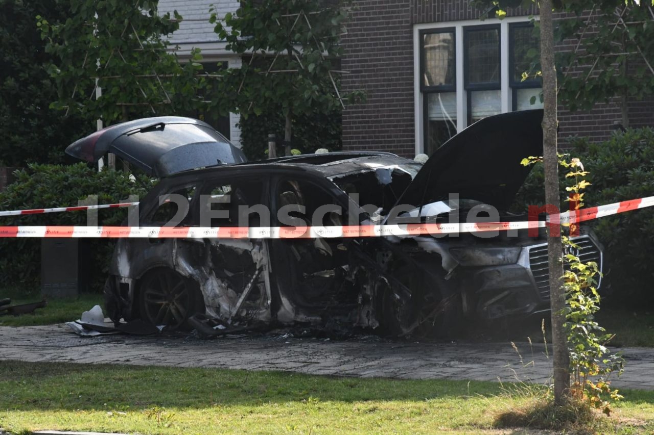 Auto in Enschede verwoest door brand; politie gaat uit van brandstichting