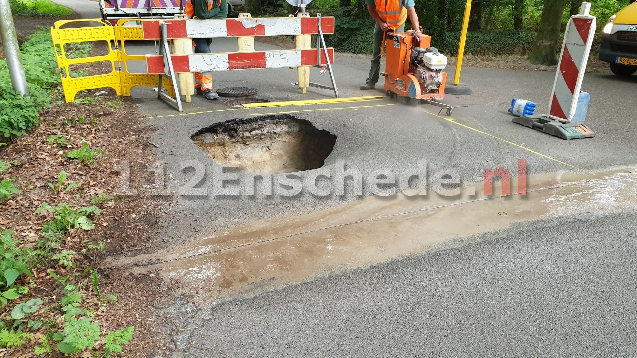 VIDEO: Sinkhole in de weg in Enschede