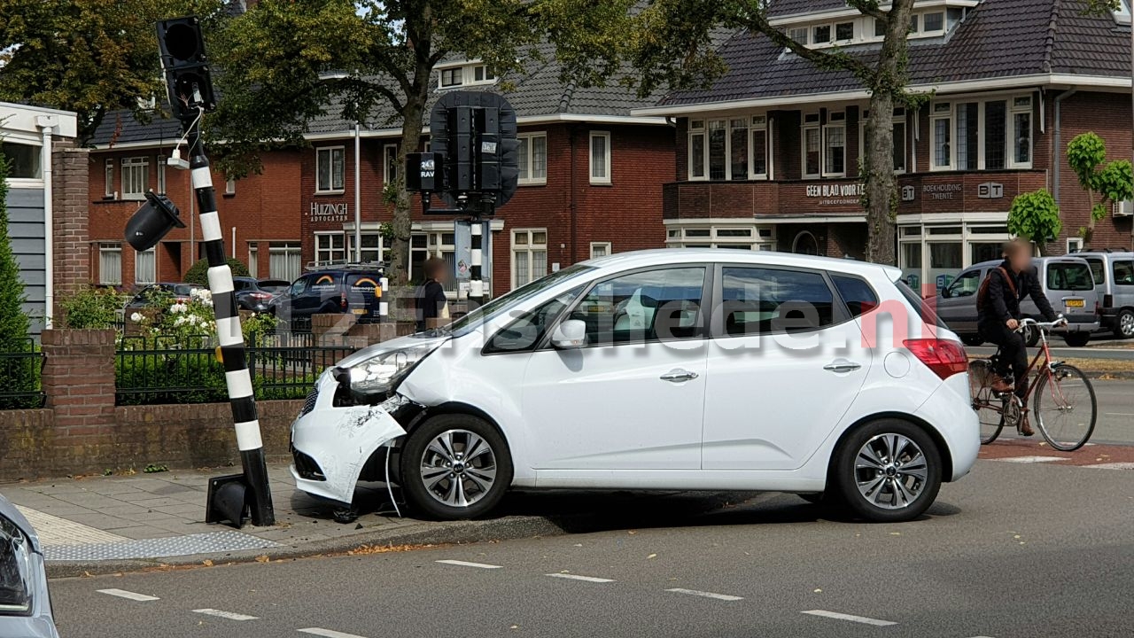 Auto botst tegen paal na aanrijding in Enschede