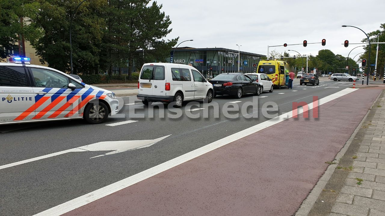 Drie auto’s botsen op de Gronausestraat in Enschede