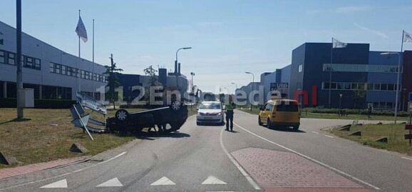 Auto rolt over kop in Enschede