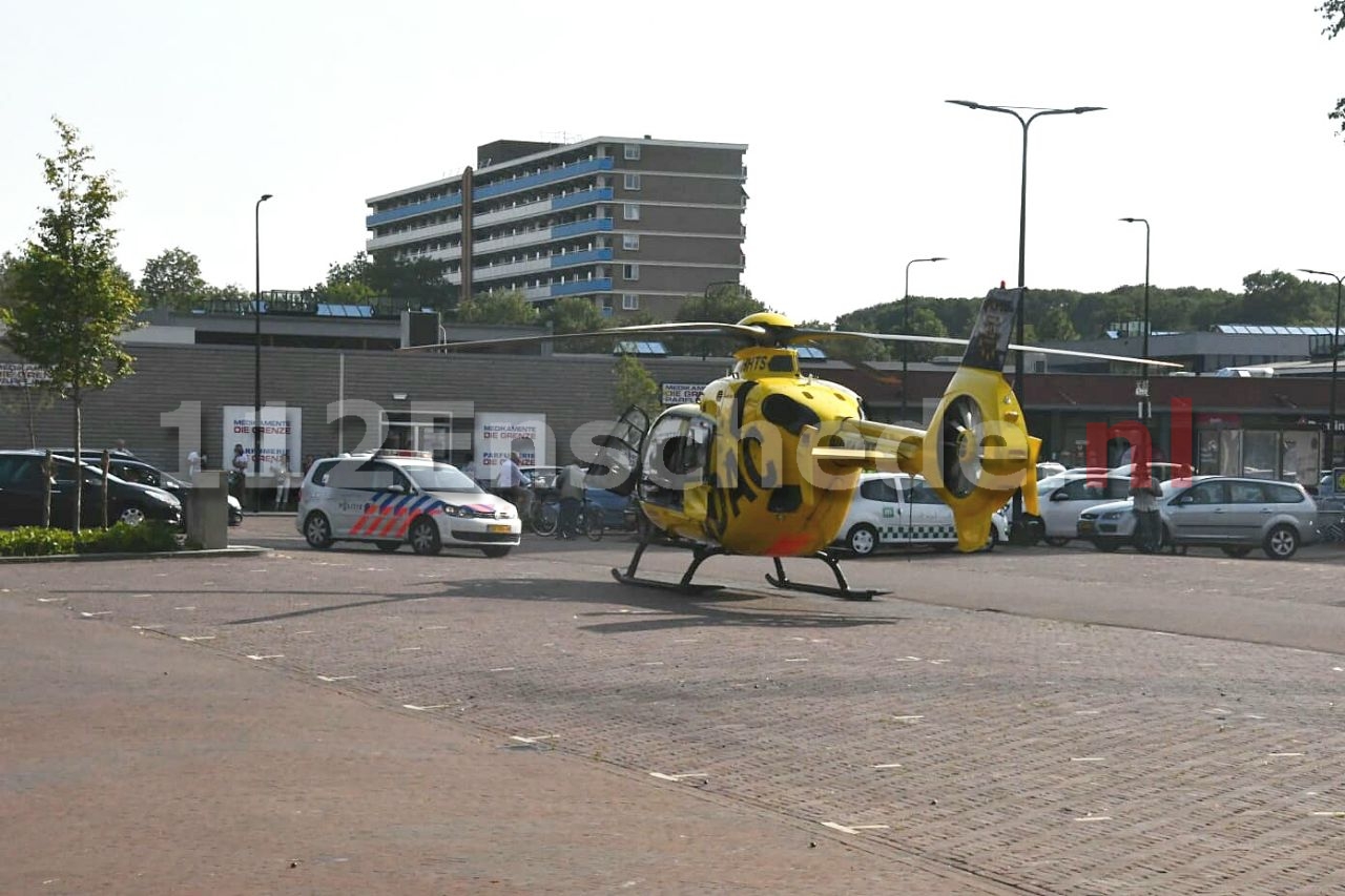 Traumahelikopter landt bij winkelcentrum in Enschede