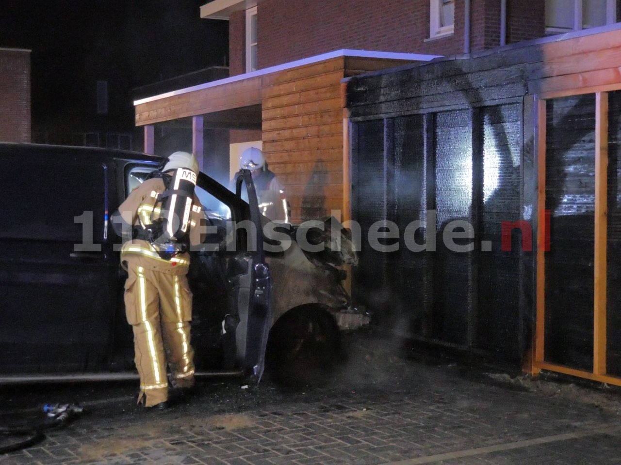 Video: Busje verwoest door brand in Enschede; politie doet onderzoek