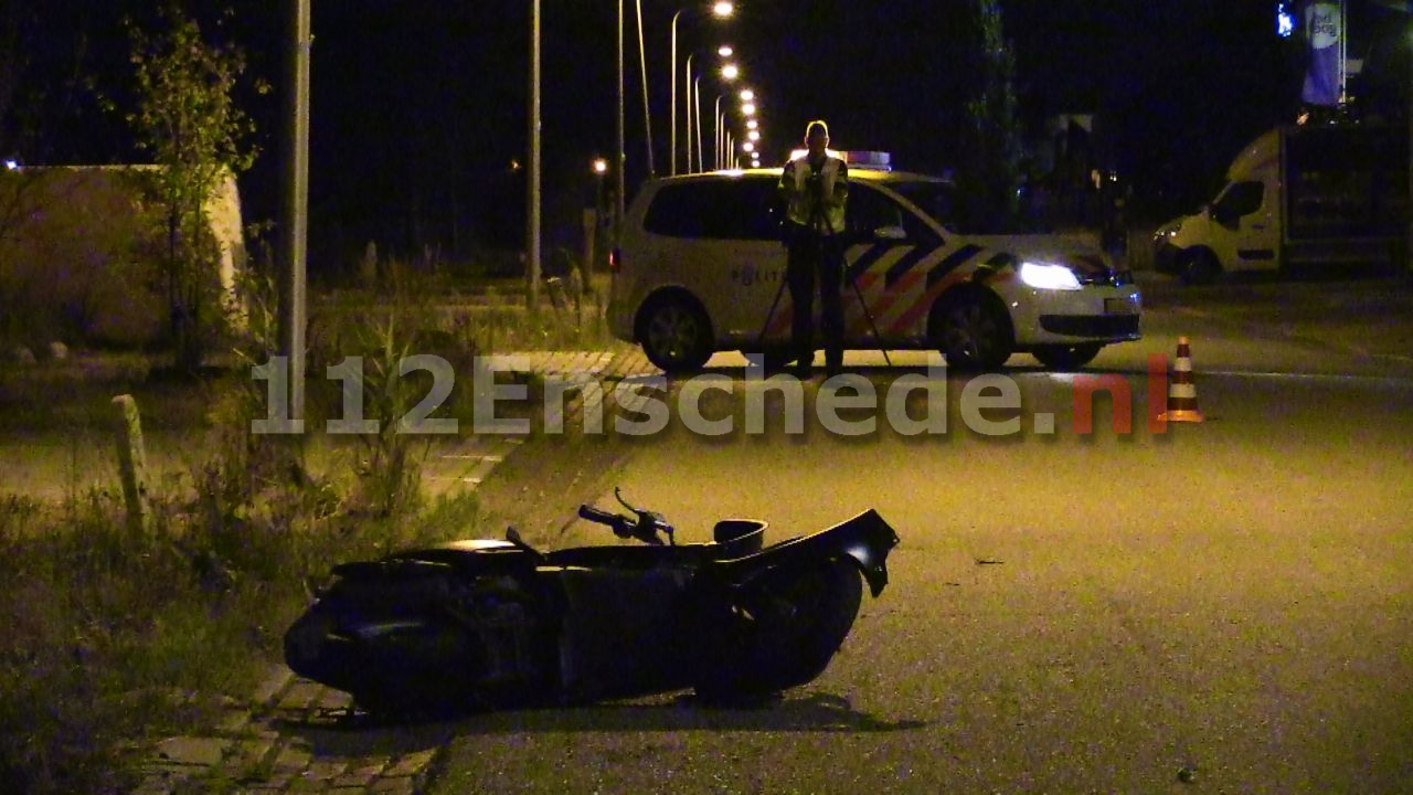 Twee gewonden met spoed naar het ziekenhuis na scooterongeval in Enschede