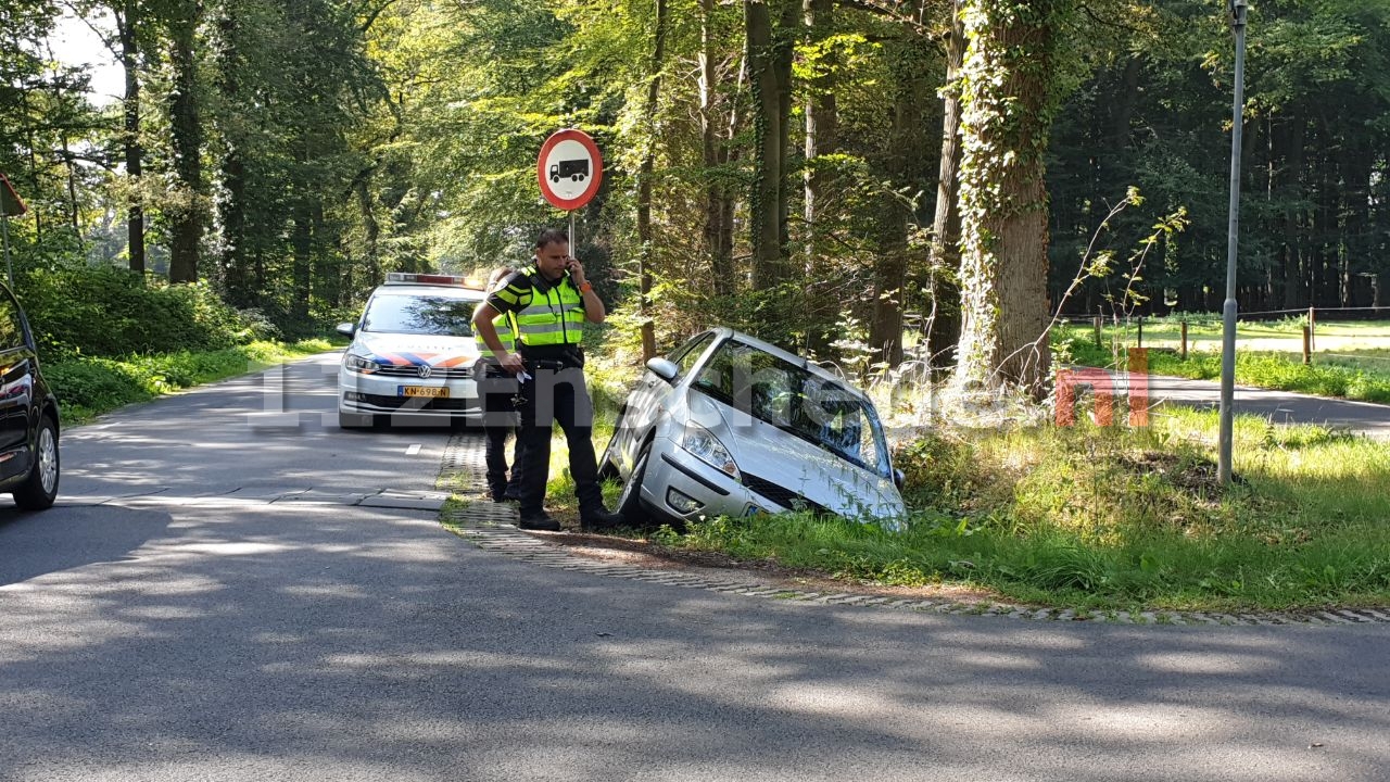 Auto komt in de sloot terecht in Enschede