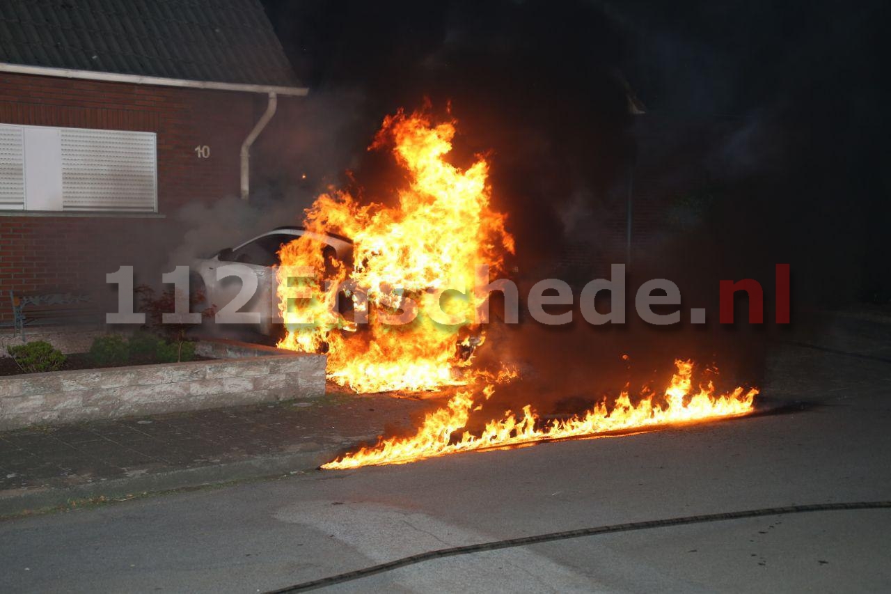 Foto: 35.000 euro schade bij autobrand in Gronau, politie zoekt getuigen