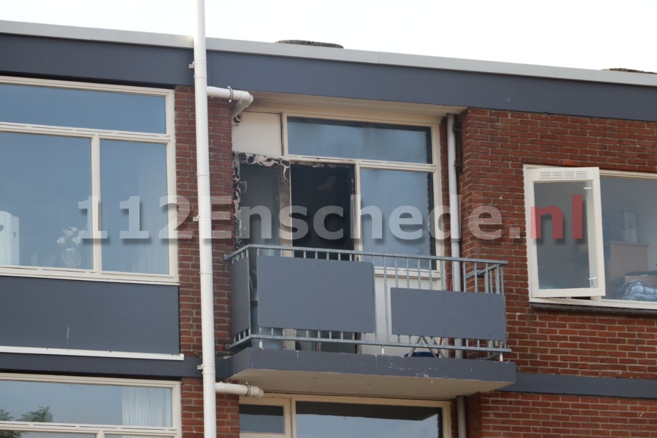 Veel schade bij brand in flat Enschede