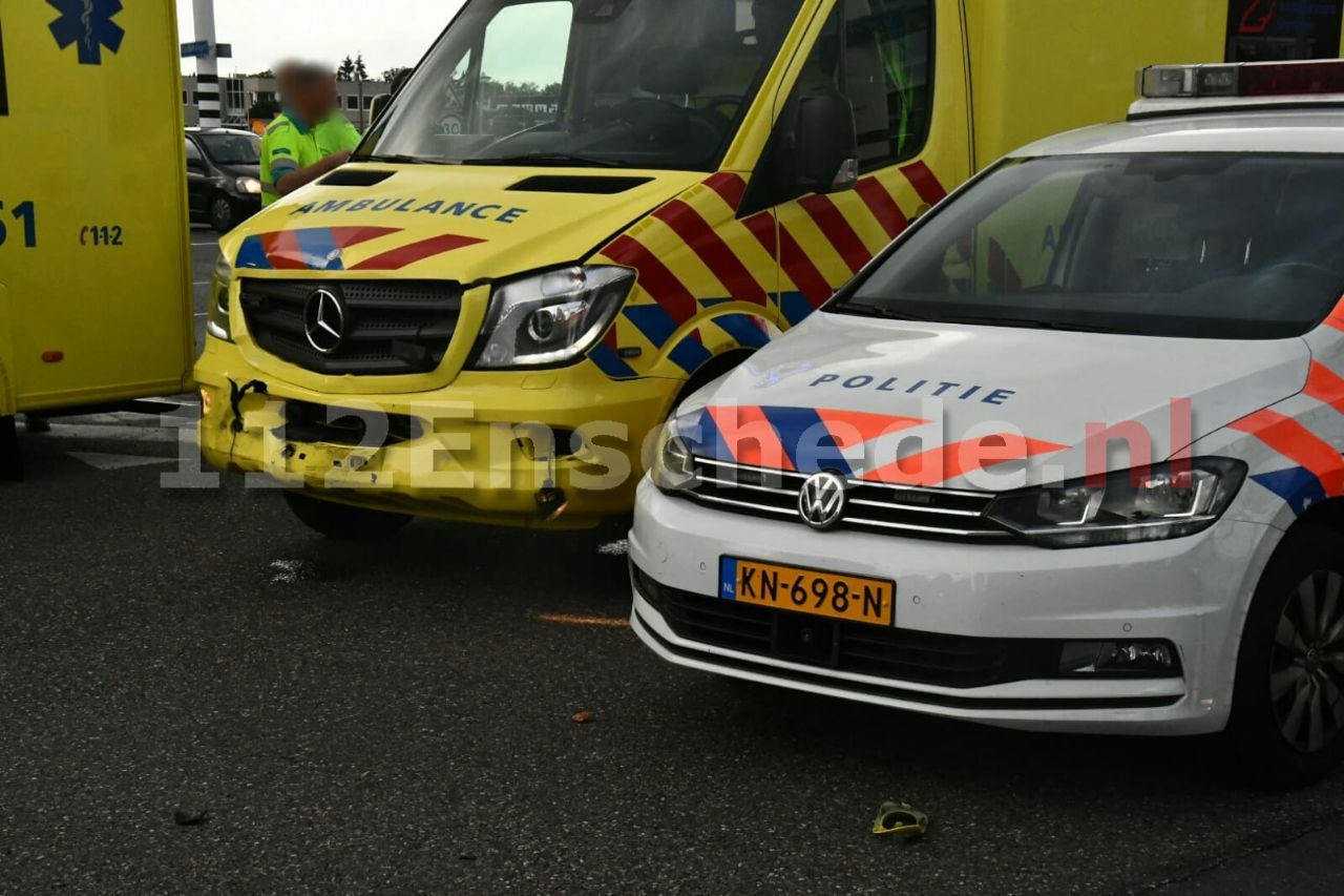 Ambulance botst met auto tijdens spoedtransport in Enschede