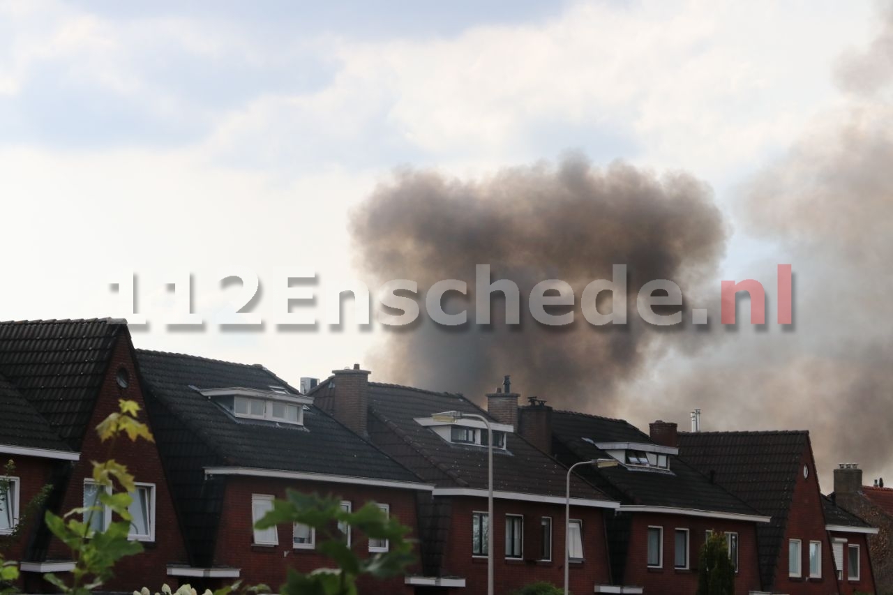 UPDATE (video): Grote brand in Enschede, schuurbrand overgeslagen naar woningen