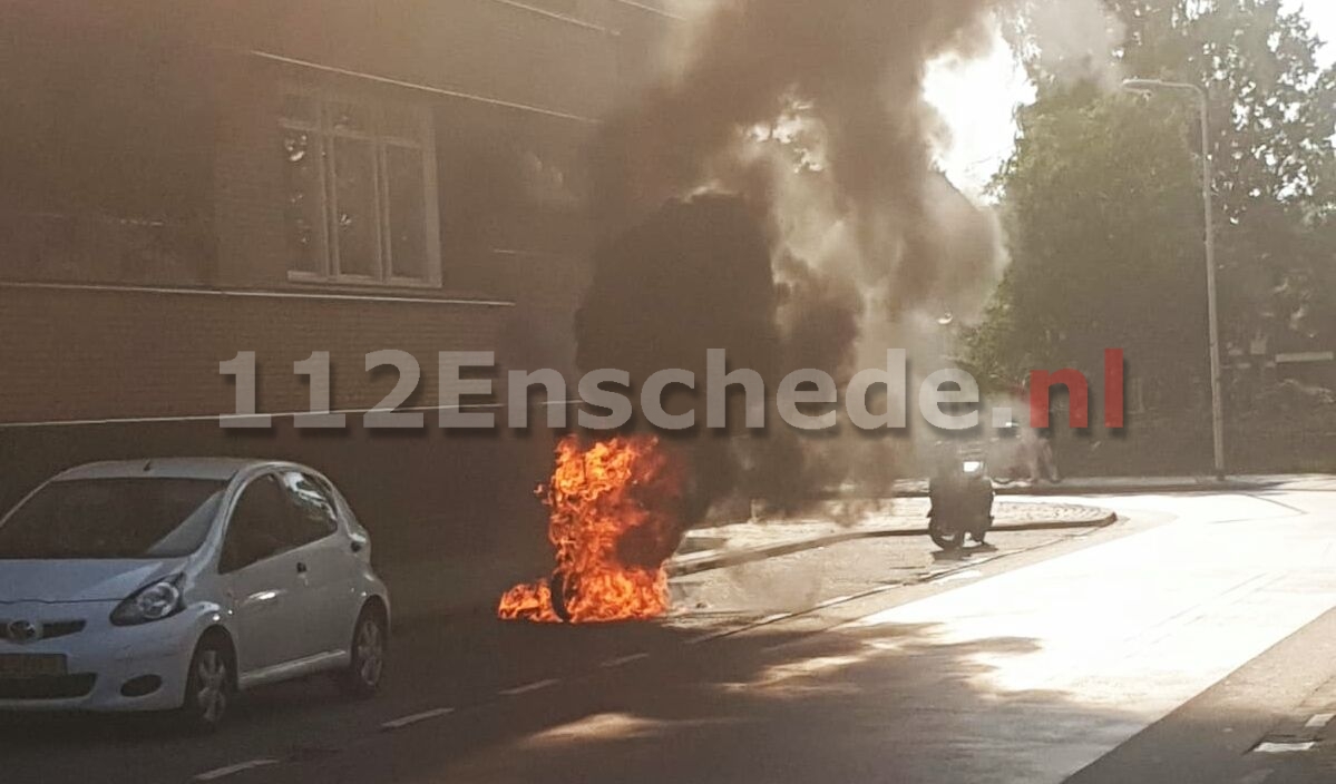 Foto: Scooter brand volledig uit in Enschede