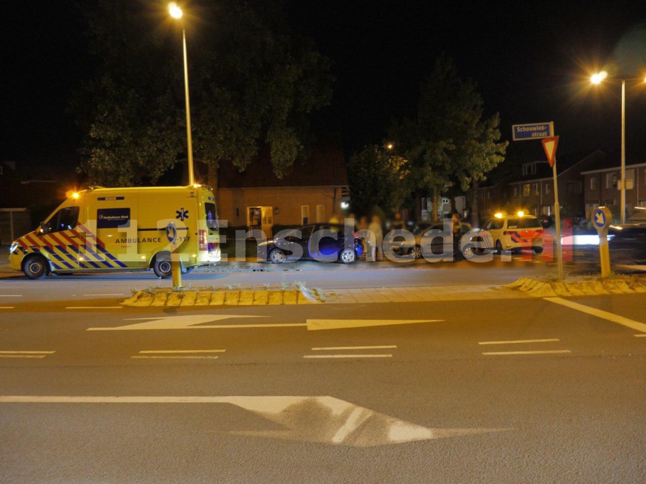 Auto’s botsen op de Oldenzaalsestraat in Enschede