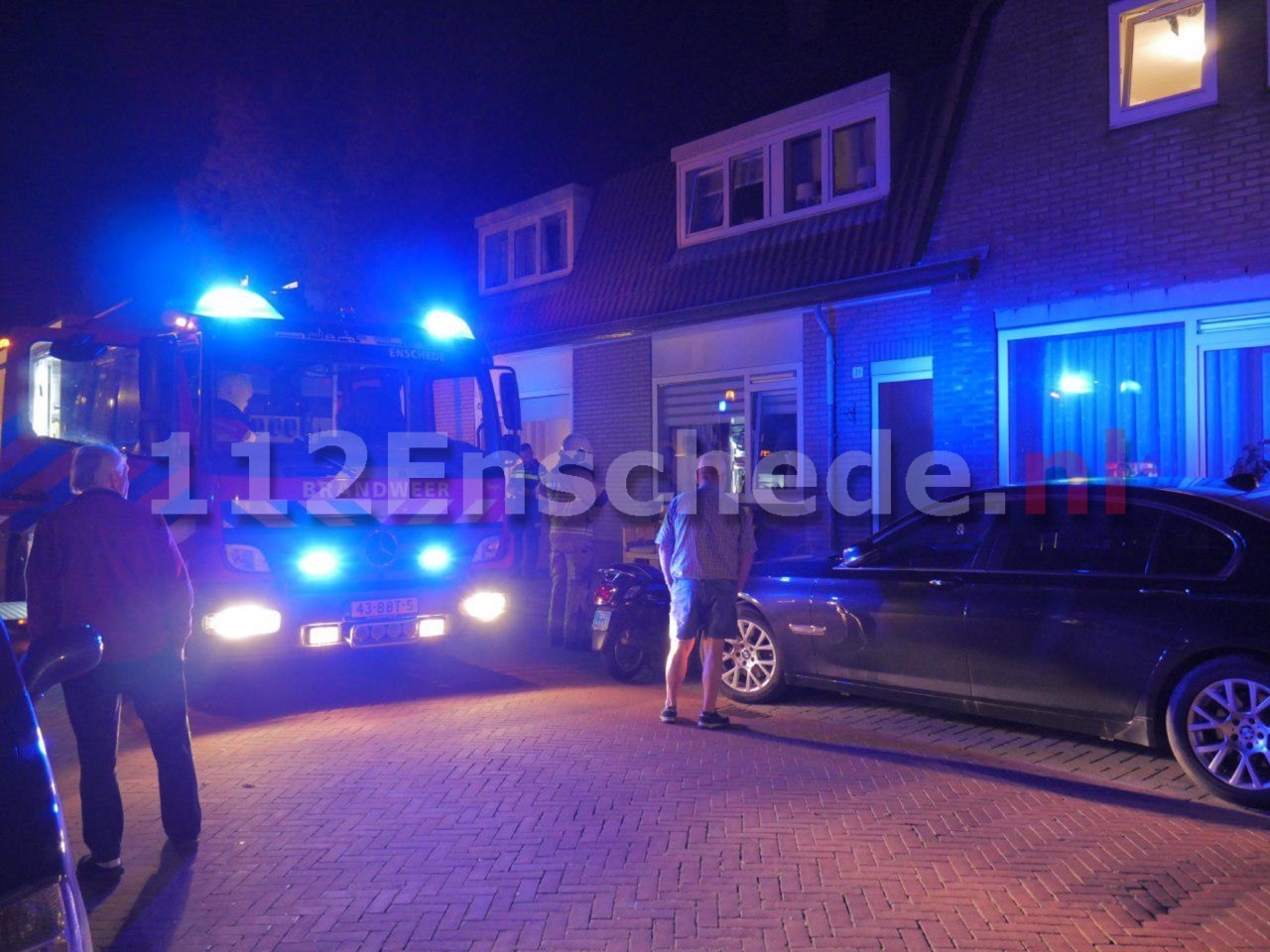 Brandweer blust schuurbrand in Enschede