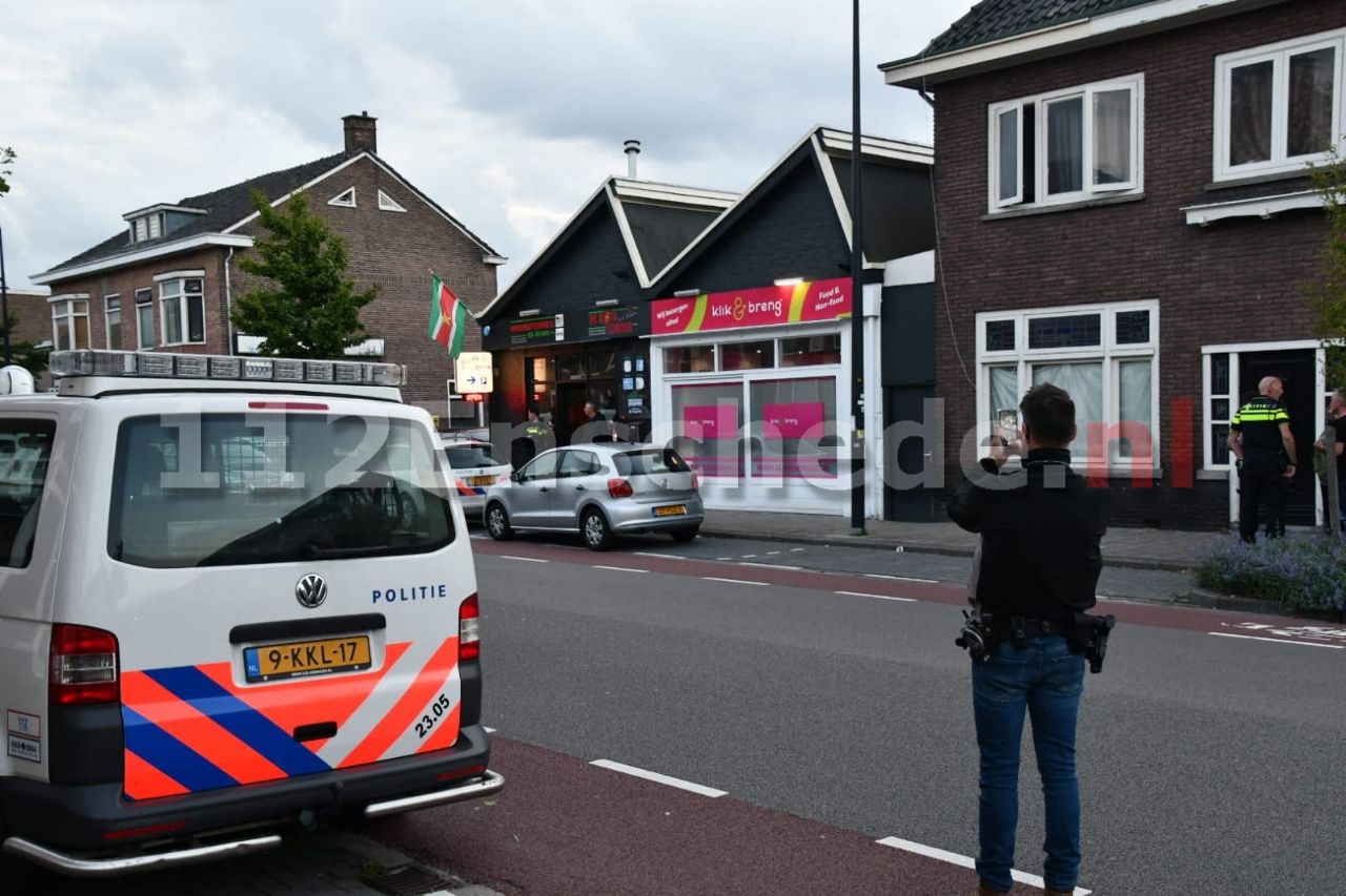 UPDATE (foto’s ): Politie doet inval bij De Roti Corner Enschede