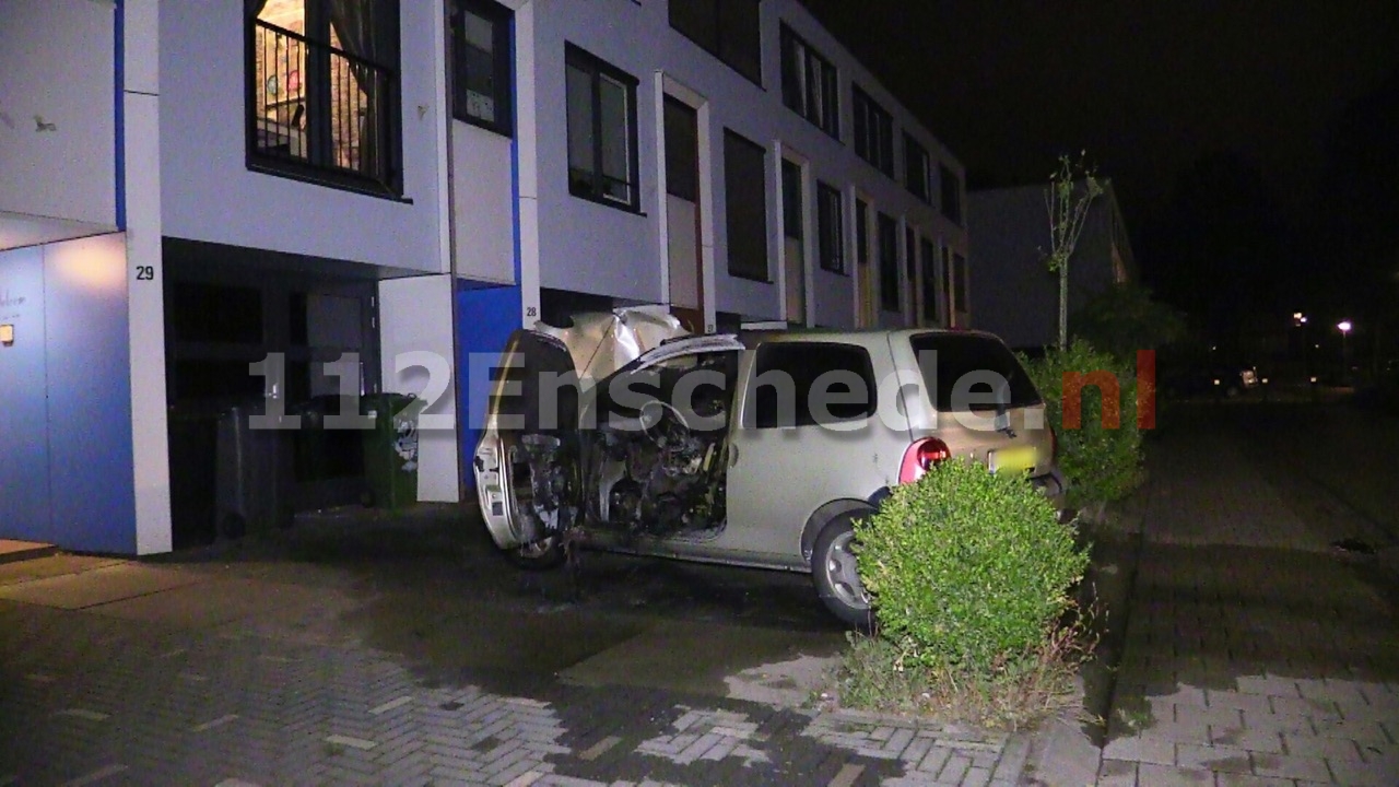 VIDEO: Politieonderzoek na autobrand in Enschede