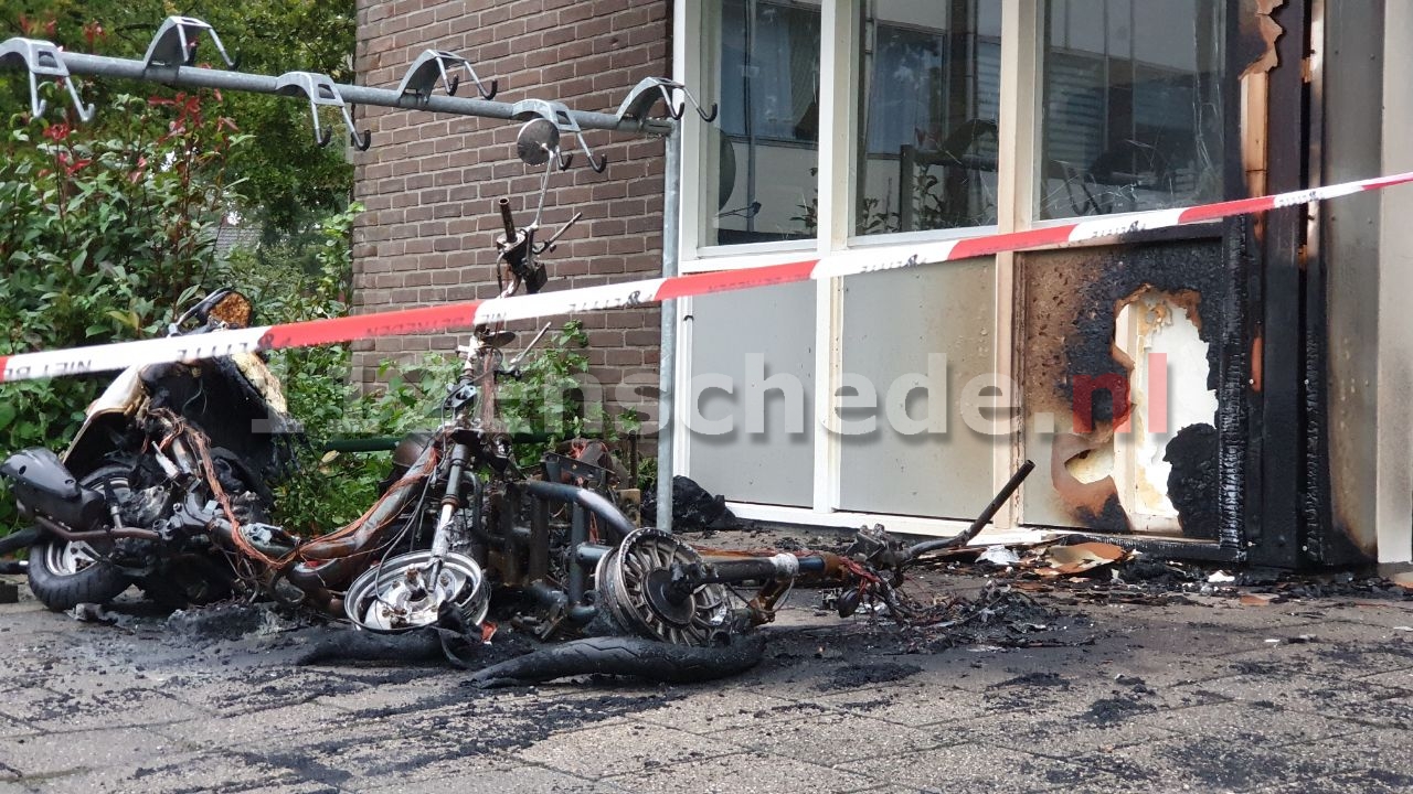 Schade aan flatgebouw door brand in Enschede; politie doet onderzoek