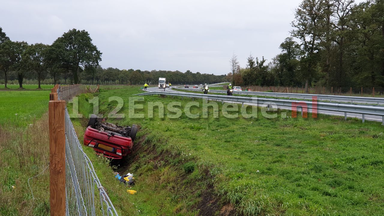 VIDEO: Auto op de kop langs de N18 bij Enschede