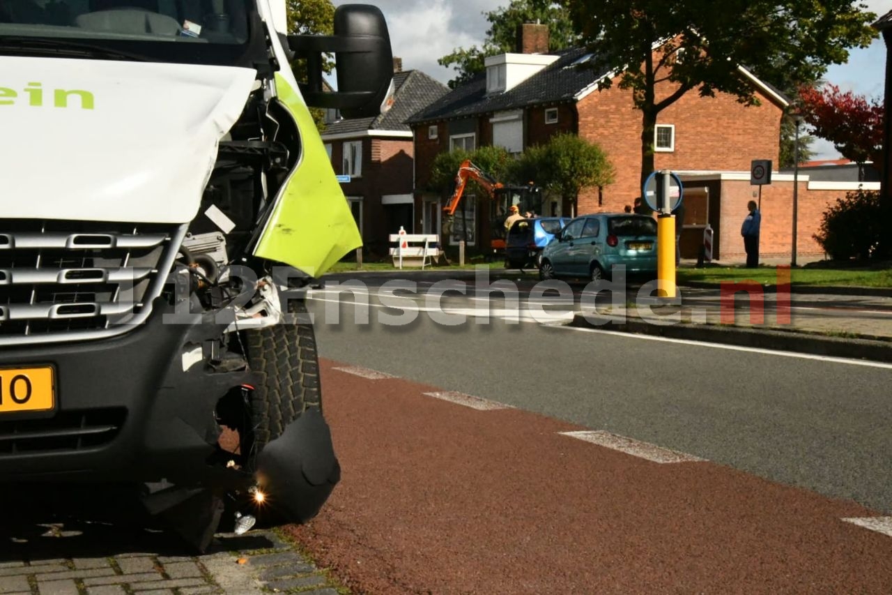 Auto en vrachtwagen botsen in Enschede