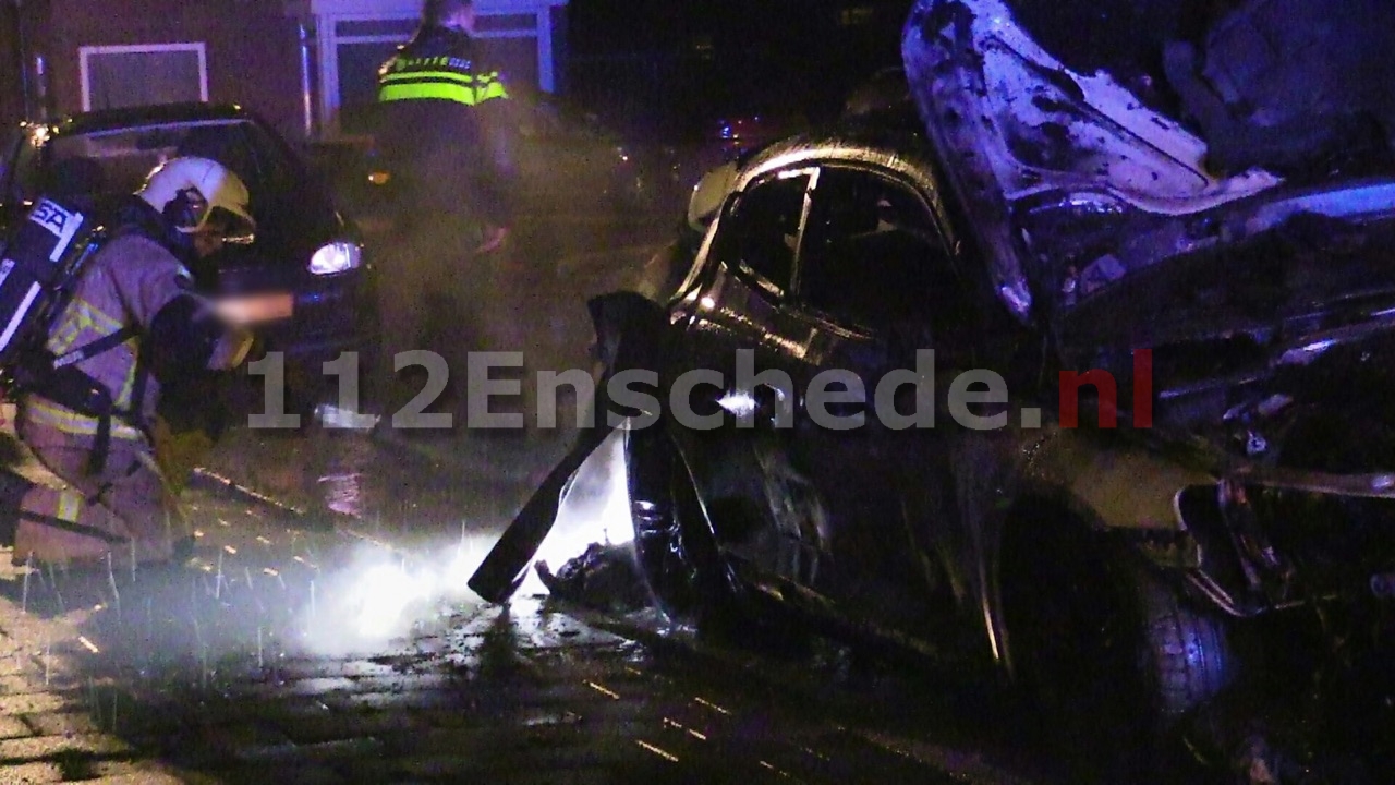 Auto verwoest door brand in Enschede, politie doet onderzoek
